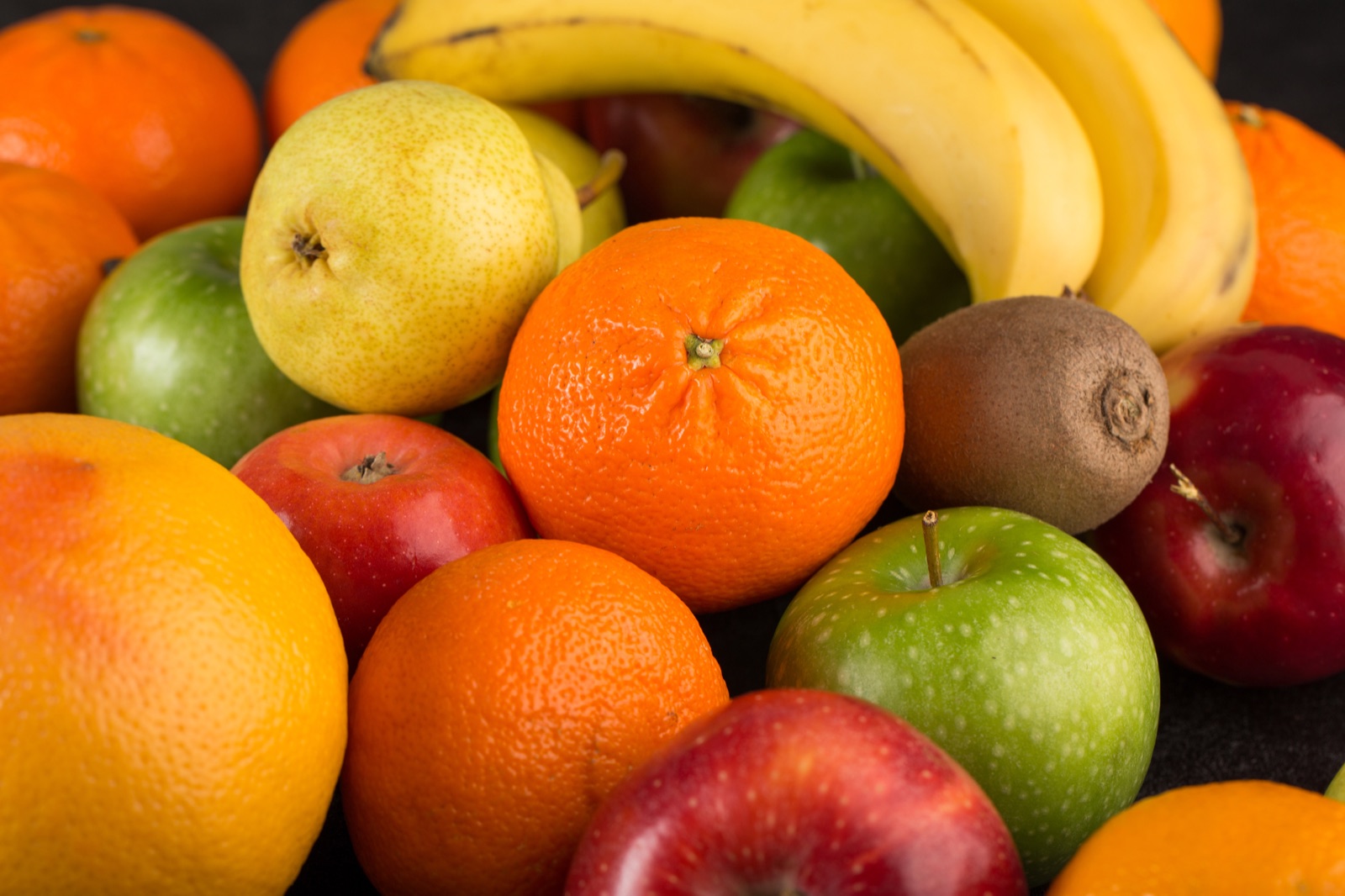 Variedade de frutas em uma operação comercial