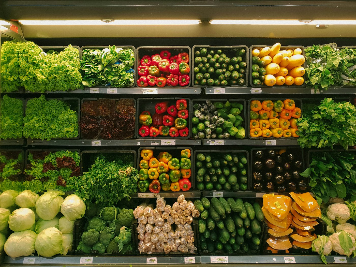 Seção de frutas e hortaliças no supermercado